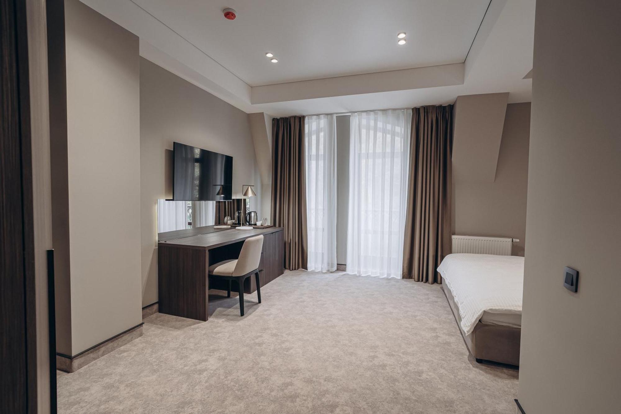 Park Hotel Bristol Oujhorod Extérieur photo