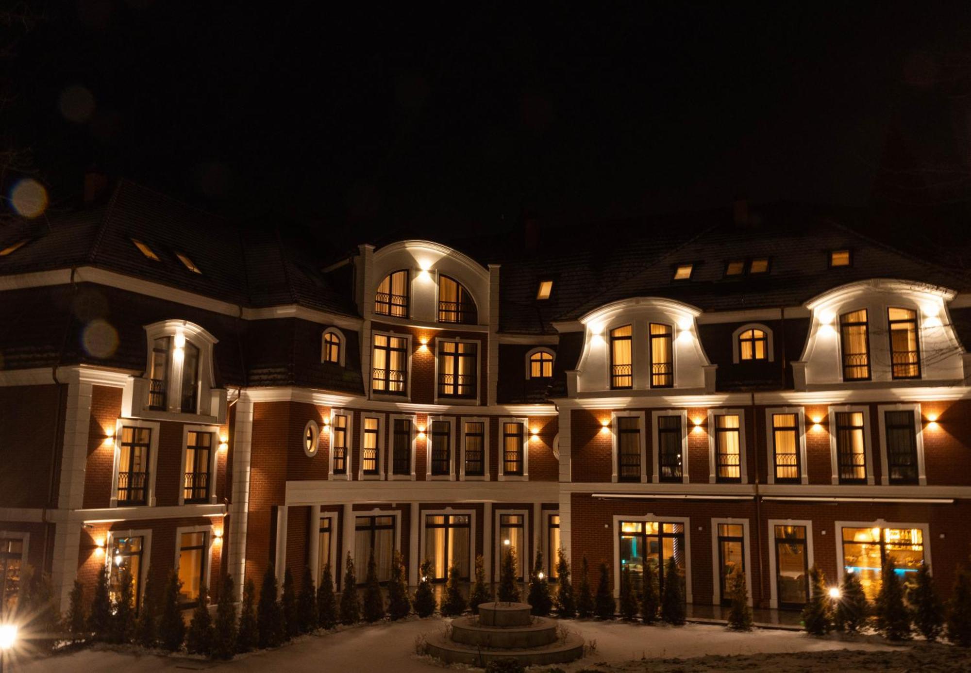 Park Hotel Bristol Oujhorod Extérieur photo