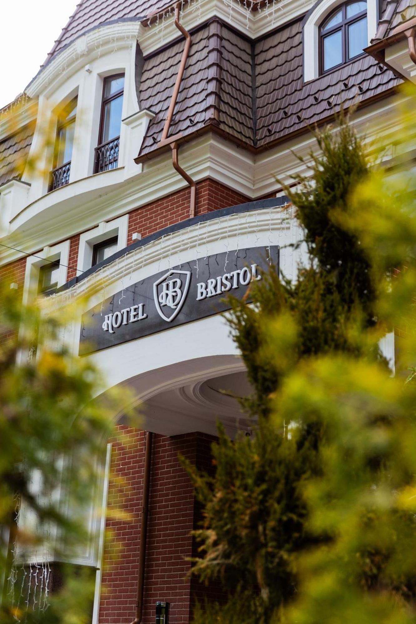 Park Hotel Bristol Oujhorod Extérieur photo