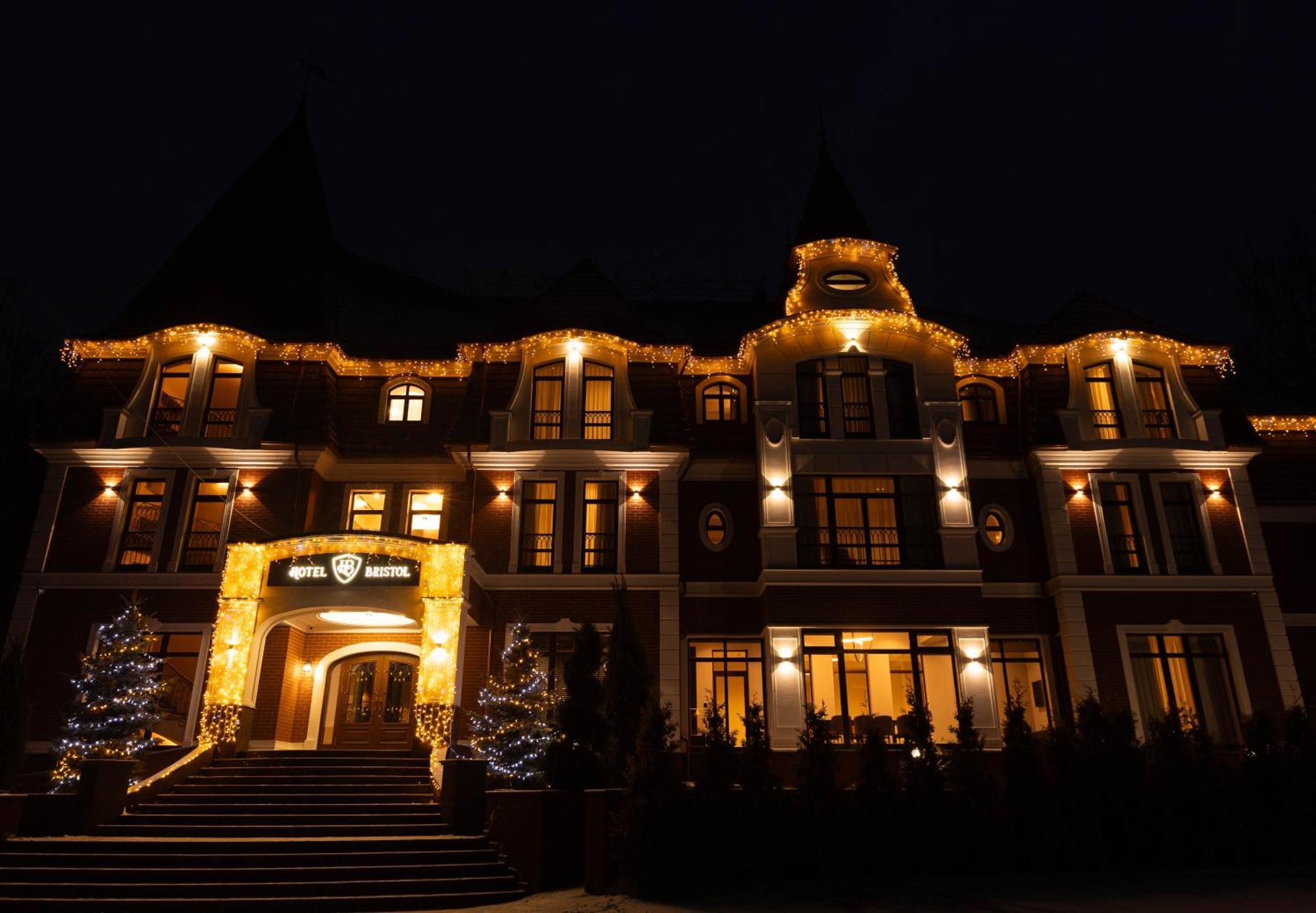 Park Hotel Bristol Oujhorod Extérieur photo